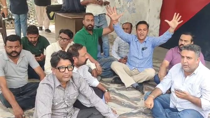 ਕਾਂਗਰਸੀ ਆਗੂ ਦਿਨੇਸ਼ ਬੱਸੀ ਹਿਰਾਸਤ 'ਚ, ਥਾਣੇ ਬਾਹਰ ਕੌਂਸਲਰਾਂ ਦਾ ਧਰਨਾ