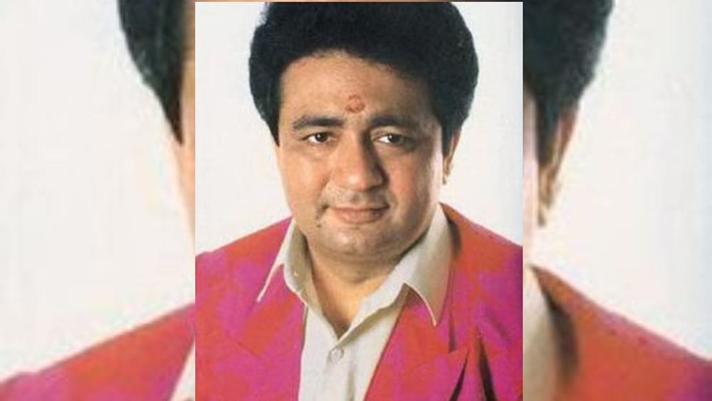 ਬਾਲੀਵੁੱਡ ਵਿੱਚ ਸਭ ਤੋਂ ਵੱਧ ਚਰਚਿਤ ਘਟਨਾਵਾਂ ਵਿੱਚੋਂ ਇੱਕ ਟੀ-ਸੀਰੀਜ਼ ਦੇ ਸੰਸਥਾਪਕ ਗੁਲਸ਼ਨ ਕੁਮਾਰ ਦੀ ਹੱਤਿਆ ਹੈ। 12 ਅਗਸਤ, 1997 ਨੂੰ ਮੁੰਬਈ ਦੇ ਅੰਧੇਰੀ ਇਲਾਕੇ ਵਿੱਚ ਇੱਕ ਮੰਦਰ ਦੇ ਬਾਹਰ ਗੋਲੀਬਾਰੀ ਹੋਈ ਸੀ। ਜਿਸ ਵਿੱਚ ਗੁਲਸ਼ਨ ਕੁਮਾਰ ਦੀ ਮੌਤ ਹੋ ਗਈ ਸੀ।
