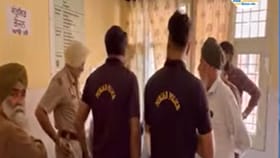 ਗੁਰਦਾਸਪੁਰ ਵਿੱਚ ਪੁਲਿਸ ਟੀਮ 'ਤੇ ਤਸਕਰਾਂ ਦਾ ਹਮਲਾ, ਪਿੰਡ ਵਾਸੀਆਂ ਨਾਲ ਕੁੱਟਮਾਰ ਤੋਂ ਬਾਅਦ ਸਰਪੰਚ ਨੇ ਬੁਲਾਈ ਸੀ ਪੁਲਿਸ, 2 ਕਮਾਂਡੋ ਗੰਭੀਰ ਜ਼ਖਮੀ