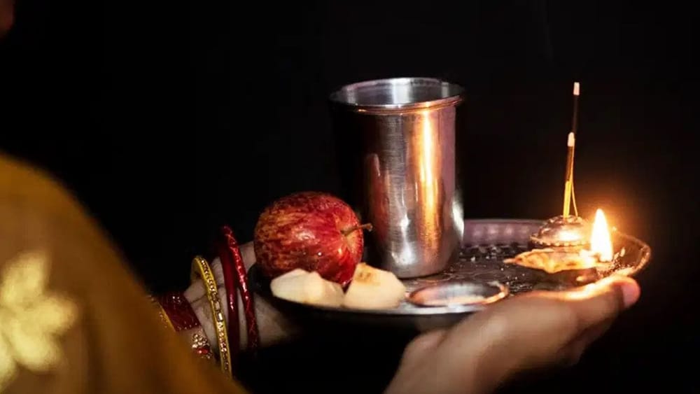 ਜੇਕਰ ਤੁਹਾਡੇ ਸ਼ਹਿਰ ਵਿੱਚ ਚੰਦਰਮਾ ਬੱਦਲਾਂ ਦੇ ਪਿੱਛੇ ਲੁਕਿਆ ਹੋਇਆ ਹੈ ਅਤੇ ਤੁਸੀਂ ਇਸ ਨੂੰ ਨਹੀਂ ਦੇਖ ਸਕਦੇ, ਤਾਂ ਤੁਸੀਂ ਇਹਨਾਂ ਕਦਮਾਂ ਦੀ ਪਾਲਣਾ ਕਰਕੇ ਤੁਰੰਤ ਆਪਣਾ ਕਰਵਾ ਚੌਥ ਵਰਤ ਤੋੜ ਸਕਦੇ ਹੋ।