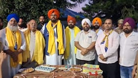 ਅੰਮ੍ਰਿਤਸਰ 'ਚ AAP ਦੀ ਡੋਰ-ਟੂ-ਡੋਰ ਮੁਹਿੰਮ, ਧਾਲੀਵਾਲ ਬੋਲੇ- ਕਾਂਗਰਸ 'ਚ ਫੁੱਟ