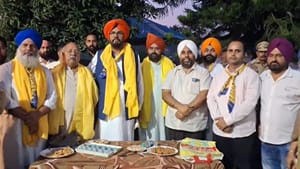 ਅੰਮ੍ਰਿਤਸਰ 'ਚ AAP ਦੀ ਡੋਰ-ਟੂ-ਡੋਰ ਮੁਹਿੰਮ, ਧਾਲੀਵਾਲ ਬੋਲੇ- ਕਾਂਗਰਸ 'ਚ ਫੁੱਟ