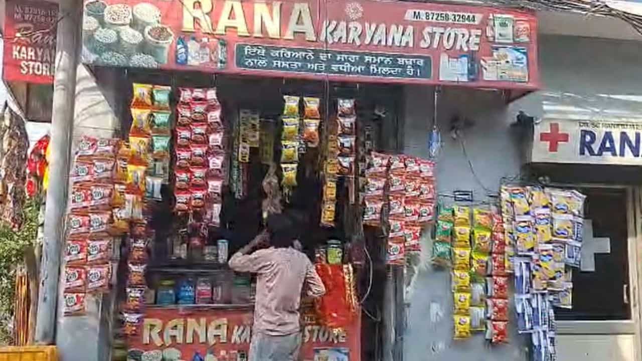 ਲੁਧਿਆਣਾ ਚ ਘਰ ਚ ਵੜ ਕੇ ਨੌਜਵਾਨ ਦਾ ਕਤਲ, ਵੱਢਿਆ ਹੱਥ ਕਰਿਆਨਾ ਸਟੋਰ ਤੇ ਛੱਡ ਕੇ ਫ਼ਰਾਰ ਹੋਏ ਹਮਲਾਵਰ ਲੁਧਿਆਣਾ ਚ ਘਰ ਚ ਵੜ ਕੇ ਨੌਜਵਾਨ ਦਾ ਕਤਲ, ਵੱਢਿਆ ਹੱਥ ਕਰਿਆਨਾ ਸਟੋਰ ਤੇ ਛੱਡ ਕੇ ਫ਼ਰਾਰ ਹੋਏ ਹਮਲਾਵਰ