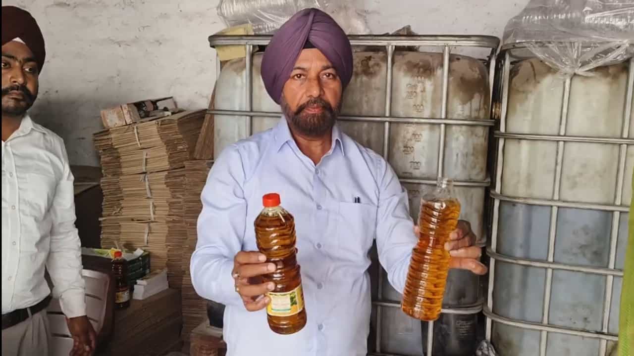 ਬਰਨਾਲਾ ਚ ਫੂਡ ਸੇਫਟੀ ਵਿਭਾਗ ਦੀ ਰੇਡ, 1000 ਲੀਟਰ ਸ਼ੱਕੀ ਤੇਲ ਜ਼ਬਤ ਕਰਕੇ ਸਟਾਕ ਕੀਤਾ ਸੀਲ ਬਰਨਾਲਾ ਚ ਫੂਡ ਸੇਫਟੀ ਵਿਭਾਗ ਦੀ ਰੇਡ, 1000 ਲੀਟਰ ਸ਼ੱਕੀ ਤੇਲ ਜ਼ਬਤ ਕਰਕੇ ਸਟਾਕ ਕੀਤਾ ਸੀਲ