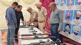 ਨਵਾਂਸ਼ਹਿਰ: ਸ਼ਹੀਦਾਂ ਦੀ ਯਾਦ 'ਚ ਹਥਿਆਰਾਂ ਦੀ ਪ੍ਰਦਰਸ਼ਨੀ, ਆਧੁਨਿਕ ਅਸਲਾ ਦਿਖਾਇਆ