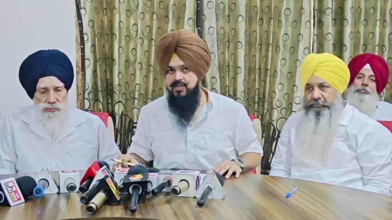 ਜਥੇਬੰਦੀਆਂ ਨੇ SGPC ਪ੍ਰਧਾਨ ਦੇ ਅਸਤੀਫ਼ੇ ਦੀ ਕੀਤੀ ਮੰਗ, ਧਾਮੀ ਦੇ ਘਰ ਦਾ ਵੀ ਕੀਤਾ ਘਿਰਾਓ ਜਥੇਬੰਦੀਆਂ ਨੇ SGPC ਪ੍ਰਧਾਨ ਦੇ ਅਸਤੀਫ਼ੇ ਦੀ ਕੀਤੀ ਮੰਗ, ਧਾਮੀ ਦੇ ਘਰ ਦਾ ਵੀ ਕੀਤਾ ਘਿਰਾਓ