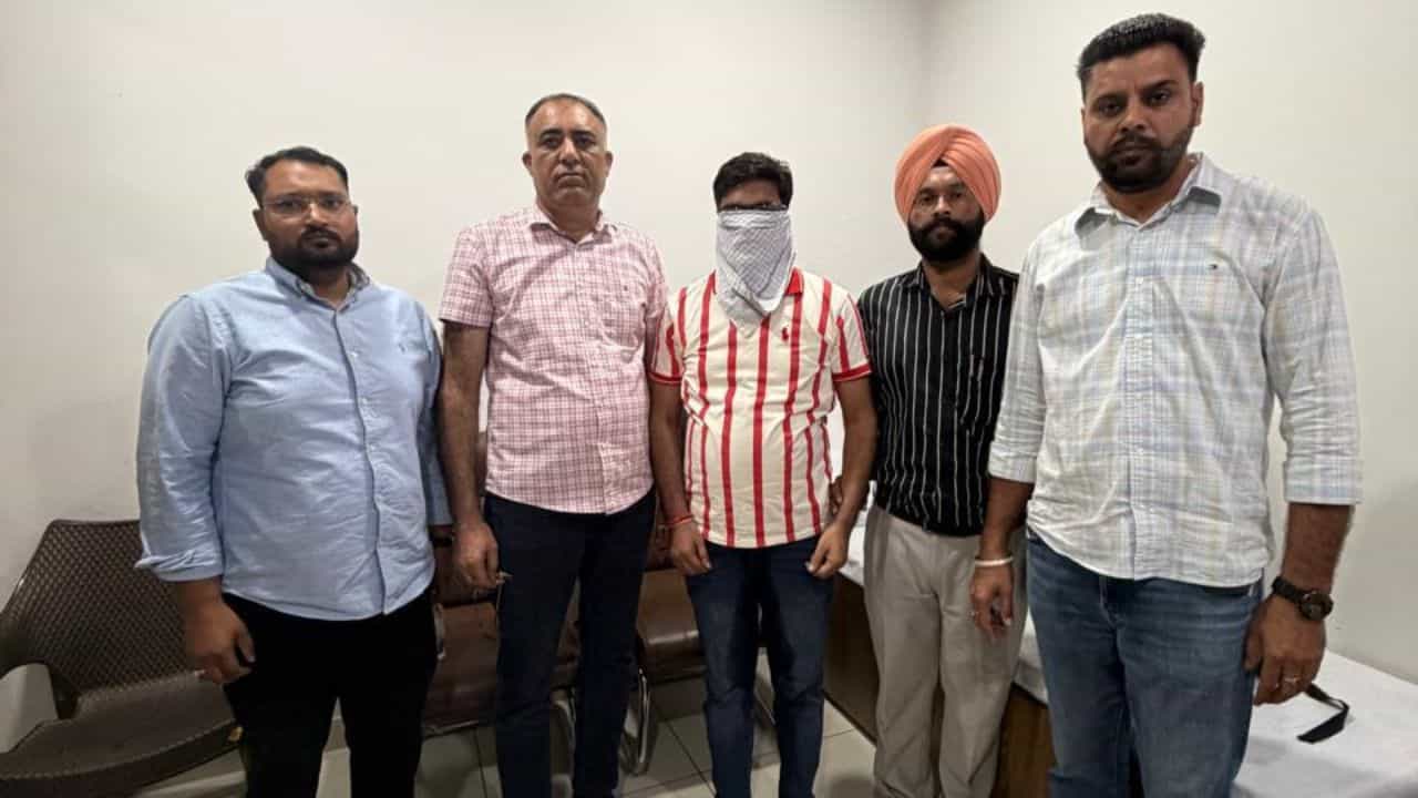 ਬਰਨਾਲਾ ਚ ਵਿਜੀਲੈਂਸ ਦਾ ਵੱਡਾ ਐਕਸ਼ਨ, ਤਪਾ ਦਾ ਪਟਵਾਰੀ 30,000 ਰੁਪਏ ਰਿਸ਼ਵਤ ਲੈਂਦਾ ਰੰਗੇ ਹੱਥੀਂ ਕਾਬੂ ਬਰਨਾਲਾ ਚ ਵਿਜੀਲੈਂਸ ਦਾ ਵੱਡਾ ਐਕਸ਼ਨ, ਤਪਾ ਦਾ ਪਟਵਾਰੀ 30,000 ਰੁਪਏ ਰਿਸ਼ਵਤ ਲੈਂਦਾ ਰੰਗੇ ਹੱਥੀਂ ਕਾਬੂ