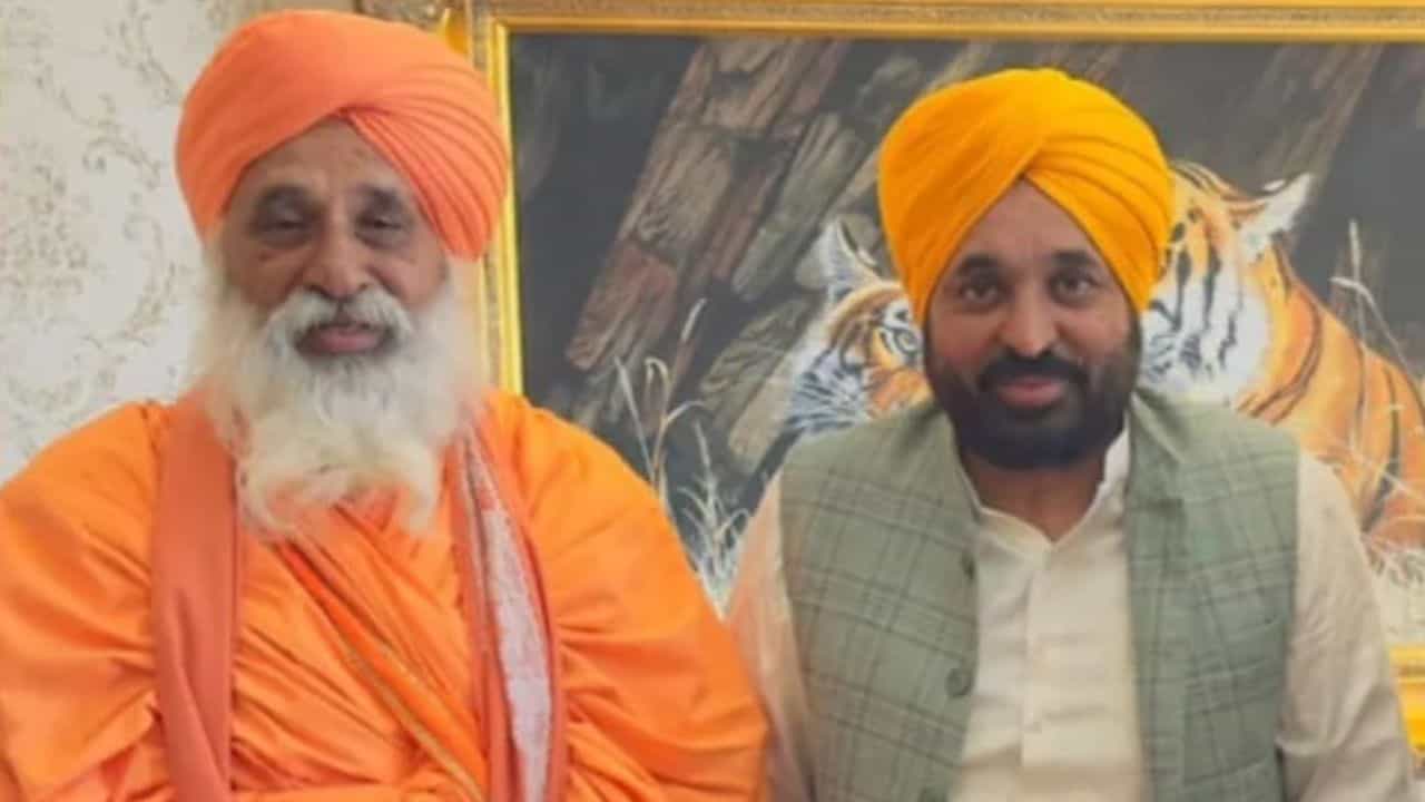 ਸੰਤ ਸੀਚੇਵਾਲ ਨੇ CM ਮਾਨ ਨਾਲ ਜਲੰਧਰ ਚ ਕੀਤੀ ਮੁਲਾਕਾਤ, ਬੁੱਢਾ ਦਰਿਆ; ਕਾਲਾ ਸੰਘਿਆਂ ਡਰੇਨ ਤੇ ਧੁੱਸੀ ਬੰਨ੍ਹ ਦੇ ਚੁੱਕੇ ਅਹਿਮ ਮੁੱਦੇ ਸੰਤ ਸੀਚੇਵਾਲ ਨੇ CM ਮਾਨ ਨਾਲ ਜਲੰਧਰ ਚ ਕੀਤੀ ਮੁਲਾਕਾਤ, ਬੁੱਢਾ ਦਰਿਆ; ਕਾਲਾ ਸੰਘਿਆਂ ਡਰੇਨ ਤੇ ਧੁੱਸੀ ਬੰਨ੍ਹ ਦੇ ਚੁੱਕੇ ਅਹਿਮ ਮੁੱਦੇ