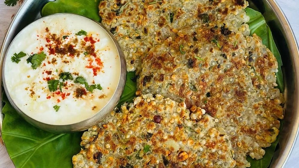 ਸਾਬੂਦਾਣਾ ਥਾਲੀਪੀਠ: ਇਸ ਨਰਾਤੇ ਦੇ ਵਰਤ ਵਿੱਚ ਸਾਬੂਦਾਣਾ ਥਾਲੀਪੀਠ ਵੀ ਜ਼ਰੂਰ ਅਜ਼ਮਾਓ। ਇਸ ਨੂੰ ਬਣਾਉਣ ਲਈ ਭਿਓਂਏ ਹੋਏ ਸਾਬੂਦਾਣੇ ਵਿੱਚ ਉਬਲੇ ਅਤੇ ਮੈਸ਼ ਕੀਤੇ ਆਲੂ, ਕੱਦੂਕਸ਼ ਕੀਤਾ ਹੋਇਆ ਅਦਰਕ, ਮਿਰਚ, ਹਰੀ ਮਿਰਚ, ਭੁੰਨੀ ਹੋਈ ਮੂੰਗਫਲੀ ਦਾ ਪਾਊਡਰ, ਥੋੜ੍ਹੀ ਜਿਹੀ ਕੁੱਟੀ ਹੋਈ ਮੂੰਗਫਲੀ, ਸਿੰਘਾੜੇ ਦਾ ਆਟਾ, ਕਾਲੀ ਮਿਰਚ ਪਾਊਡਰ, ਸੇਂਧਾ ਨਮਕ ਅਤੇ ਧਨੀਆ ਪੱਤੇ ਮਿਲਾਓ। ਇਨ੍ਹਾਂ ਸਾਰੀਆਂ ਸਮੱਗਰੀਆਂ ਨੂੰ ਚੰਗੀ ਤਰ੍ਹਾਂ ਮਿਲਾ ਕੇ ਆਟੇ ਵਾਂਗ ਗੁੰਨ੍ਹ ਲਓ। ਹੁਣ ਇੱਕ ਸ਼ੀਟ ’ਤੇ ਤੇਲ ਲਗਾ ਕੇ ਇਸ ਮਿਸ਼ਰਣ ਨੂੰ ਰੱਖੋ ਅਤੇ ਬੇਲ ਲਓ। ਇਸ ਨੂੰ ਦੇਸੀ ਘਿਓ ਵਿੱਚ ਚੰਗੀ ਤਰ੍ਹਾਂ ਸੇਕੋ। ਵਿਚਕਾਰ ਹਲਕਾ ਜਿਹਾ ਛੇਕ ਕਰ ਦਿਓ, ਤਾਂ ਜੋ ਇਹ ਚੰਗੀ ਤਰ੍ਹਾਂ ਪੱਕ ਸਕੇ। ਤਿਆਰ ਹੋਣ ’ਤੇ ਇਸ ਨੂੰ ਦਹੀਂ ਨਾਲ ਪਰੋਸੋ।(Image:yummy_tummy25)