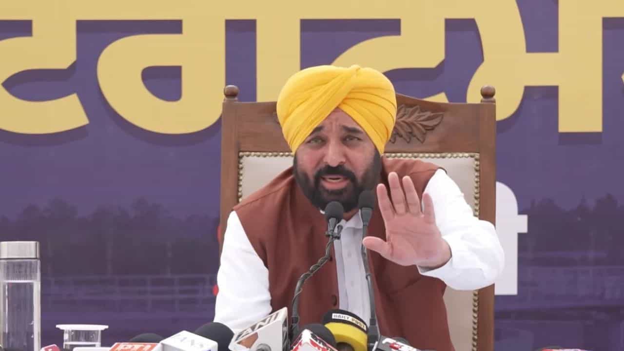 ਚੋਣਾਂ ਨੇੜੇ ਹੋਣ ਦਾ ਸੰਕੇਤ, ਪੰਜਾਬ ਚ CBI ਰੇਡਾਂ ਤੇ ਮੁੱਖ ਮੰਤਰੀ ਦਾ ਨਿਸ਼ਾਨਾ ਚੋਣਾਂ ਨੇੜੇ ਹੋਣ ਦਾ ਸੰਕੇਤ, ਪੰਜਾਬ ਚ CBI ਰੇਡਾਂ ਤੇ ਮੁੱਖ ਮੰਤਰੀ ਦਾ ਨਿਸ਼ਾਨਾ