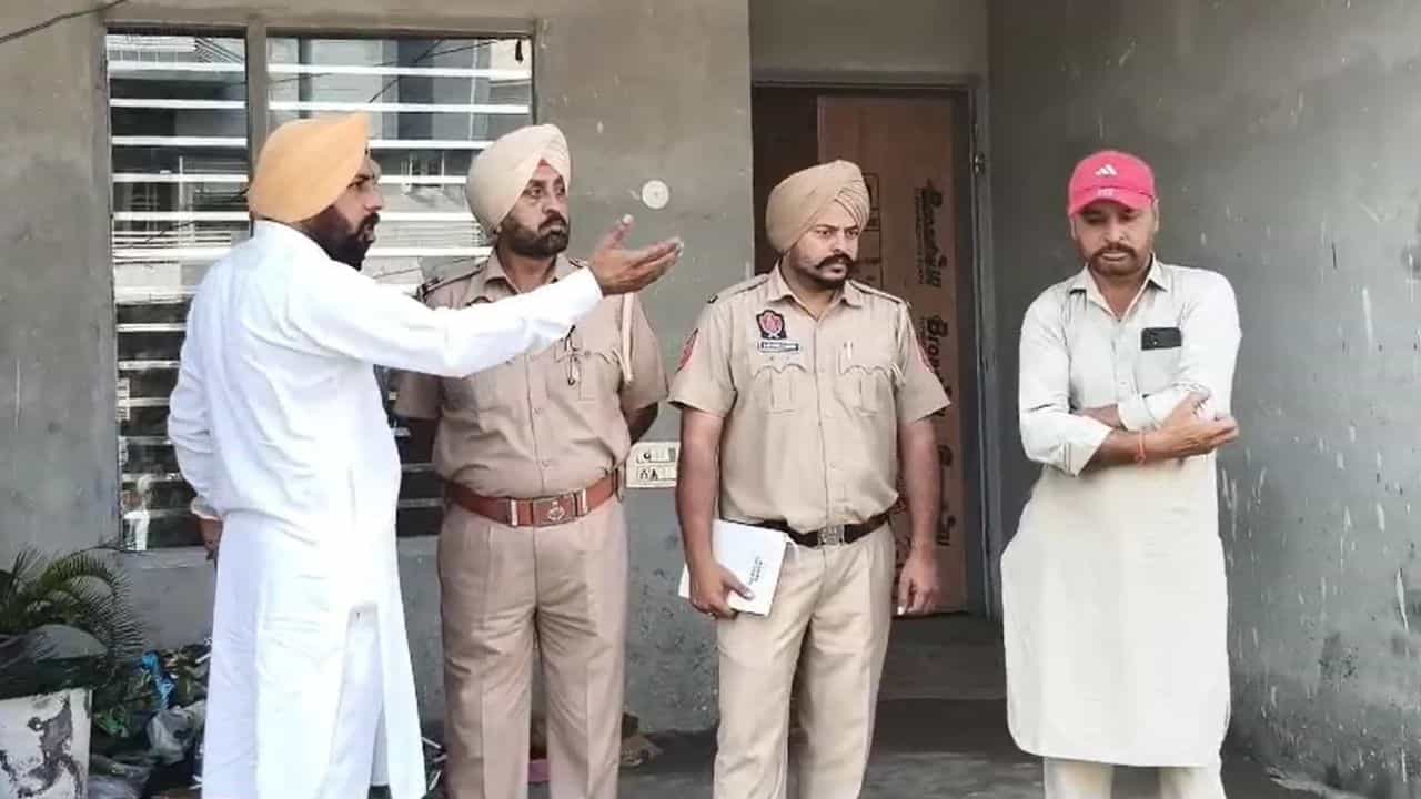 ਮਾਨਸਾ: ਡੀਸੀ ਦੇ ਗੰਨਮੈਨ ਨੇ ਆਪਣੇ ਪਰਿਵਾਰ ਤੇ ਚਲਾਈਆਂ ਗੋਲੀਆਂ, ਪੁੱਤ ਤੇ ਖ਼ੁਦ ਦੀ ਮੌਤ; ਪਤਨੀ ਤੇ ਦੂਜਾ ਪੁੱਤ ਜ਼ਖ਼ਮੀ ਮਾਨਸਾ: ਡੀਸੀ ਦੇ ਗੰਨਮੈਨ ਨੇ ਆਪਣੇ ਪਰਿਵਾਰ ਤੇ ਚਲਾਈਆਂ ਗੋਲੀਆਂ, ਪੁੱਤ ਤੇ ਖ਼ੁਦ ਦੀ ਮੌਤ; ਪਤਨੀ ਤੇ ਦੂਜਾ ਪੁੱਤ ਜ਼ਖ਼ਮੀ