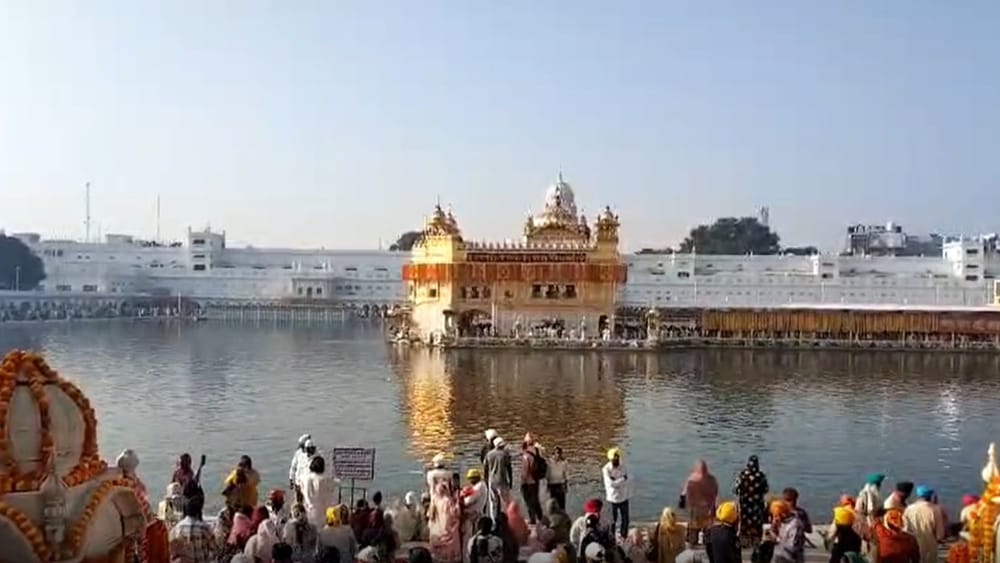 ਗੁਰੂ ਸਾਹਿਬ ਦੇ ਪ੍ਰਕਾਸ਼ ਪੁਰਬ ਮੌਕੇ ਵੱਡੀ ਗਿਣਤੀ ਵਿੱਚ ਸ਼ਰਧਾਲੂਆਂ ਨੇ ਸ੍ਰੀ ਦਰਬਾਰ ਸਾਹਿਬ ਦੇ ਪਵਿੱਤਰ ਸਰੋਵਰ ਵਿੱਚ ਇਸ਼ਨਾਨ ਕੀਤਾ। ਸੰਗਤ ਨੇ ਗੁਰੂ ਸਾਹਿਬ ਅੱਗੇ ਨਤਮਸਤਕ ਹੋ ਕੇ ਸਰਬੱਤ ਦੇ ਭਲੇ ਦੀ ਅਰਦਾਸ ਕੀਤੀ।
