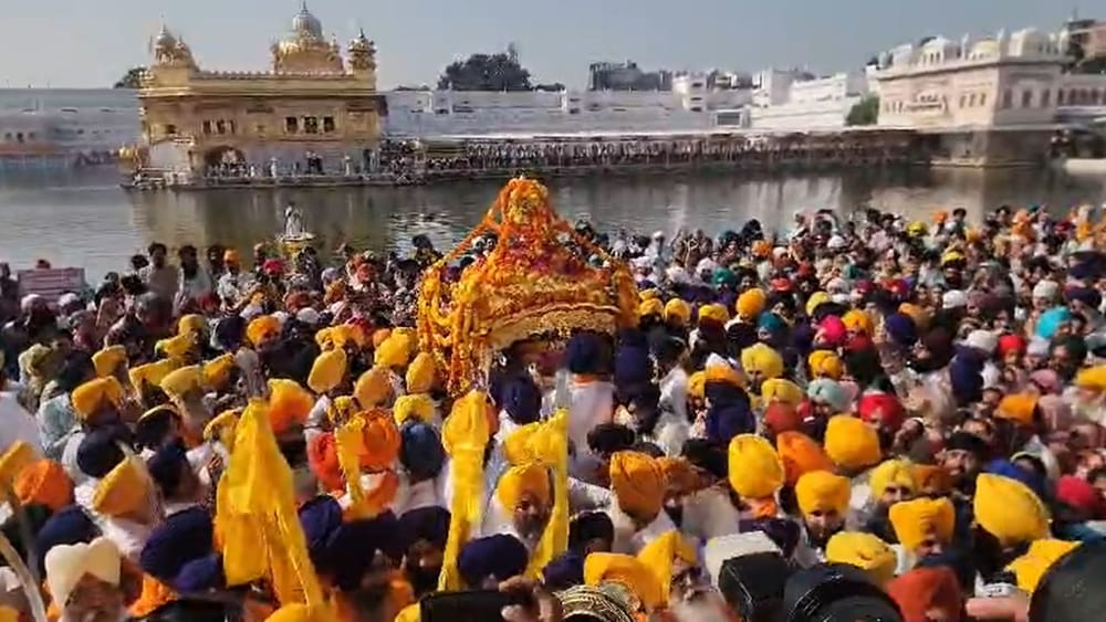 ਦੇਸ਼-ਵਿਦੇਸ਼ ਤੋਂ ਪਹੁੰਚੀਆਂ ਸੰਗਤਾਂ ਨੇ ਸ੍ਰੀ ਗੁਰੂ ਰਾਮਦਾਸ ਜੀ ਦੇ ਪ੍ਰਕਾਸ਼ ਪੁਰਬ ਮੌਕੇ ਗੁਰੂ ਘਰ ਦੇ ਦਰਸ਼ਨ ਕਰਕੇ ਖ਼ੁਸ਼ੀ ਅਤੇ ਸ਼ਰਧਾ ਦਾ ਪ੍ਰਗਟਾਵਾ ਕੀਤਾ। ਸ਼ਰਧਾਲੂਆਂ ਨੇ ਕਿਹਾ ਕਿ ਇਸ ਪਵਿੱਤਰ ਦਿਹਾੜੇ ’ਤੇ ਸ੍ਰੀ ਹਰਿਮੰਦਰ ਸਾਹਿਬ ਵਿਖੇ ਨਤਮਸਤਕ ਹੋਣਾ ਉਨ੍ਹਾਂ ਲਈ ਸੁਭਾਗ ਦੀ ਗੱਲ ਹੈ।