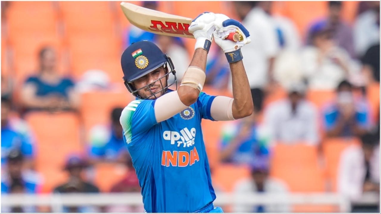 ਸ਼ੁਭਮਨ ਗਿੱਲ ਸਤੰਬਰ ਮਹੀਨੇ ਦੇ ਬਾਦਸ਼ਾਹ ਬਣ ਗਏ ਹਨ। ICC ਨੇ ਉਨ੍ਹਾਂ ਨੂੰ ਸਤੰਬਰ ਮਹੀਨੇ ਦੇ ICC Player of the Month Award ਨਾਲ ਸਨਮਾਨਿਤ ਕੀਤਾ ਹੈ। ਇਸ ਐਵਾਰਡ ਨੂੰ ਜਿੱਤਣ ਲਈ ਸ਼ੁਭਮਨ ਗਿੱਲ ਦਾ ਆਪਣੇ ਬਚਪਨ ਦੇ ਦੋਸਤ ਅਭਿਸ਼ੇਕ ਸ਼ਰਮਾ ਅਤੇ ਜ਼ਿੰਬਾਬਵੇ ਦੇ ਆਲਰਾਊਂਡਰ ਸਿਕੰਦਰ ਰਜ਼ਾ ਨਾਲ ਮੁਕਾਬਲਾ ਸੀ। (Photo: PTI)