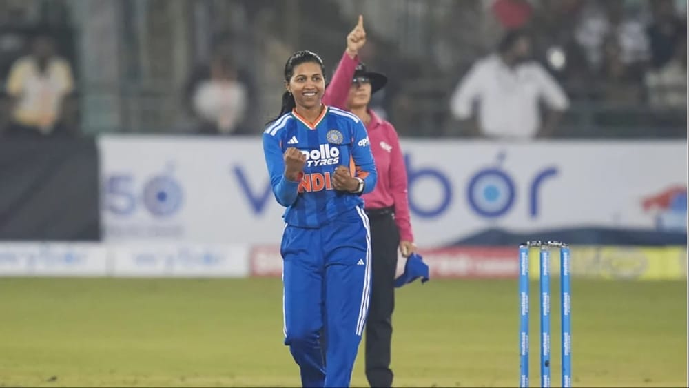 ਜ਼ਿੰਬਾਬਵੇ ਖ਼ਿਲਾਫ਼ ਦੂਜਾ T20I ਮੈਚ ਜਿੱਤਦਿਆਂ ਹੀ ਭਾਰਤੀ ਮਹਿਲਾ ਕ੍ਰਿਕਟ ਟੀਮ ਨੇ ਆਪਣੀ 17ਵੀਂ ਜਿੱਤ ਦਰਜ ਕਰ ਲਈ। ਇਹ ਇੱਕ ਕੈਲੰਡਰ ਸਾਲ ਵਿੱਚ ਟੀਮ ਦੀਆਂ ਸਭ ਤੋਂ ਵੱਧ ਜਿੱਤਾਂ ਦਾ ਨਵਾਂ ਰਿਕਾਰਡ ਹੈ। ਟੀਮ ਇੰਡੀਆ ਨੇ ਮੌਜੂਦਾ ਕੈਲੰਡਰ ਸਾਲ ਵਿੱਚ ਹੁਣ ਤੱਕ ਖੇਡੇ 26 ਮੈਚਾਂ ਵਿੱਚ ਇਹ 17 ਜਿੱਤਾਂ ਹਾਸਲ ਕੀਤੀਆਂ ਹਨ। (Photo: BCCI)