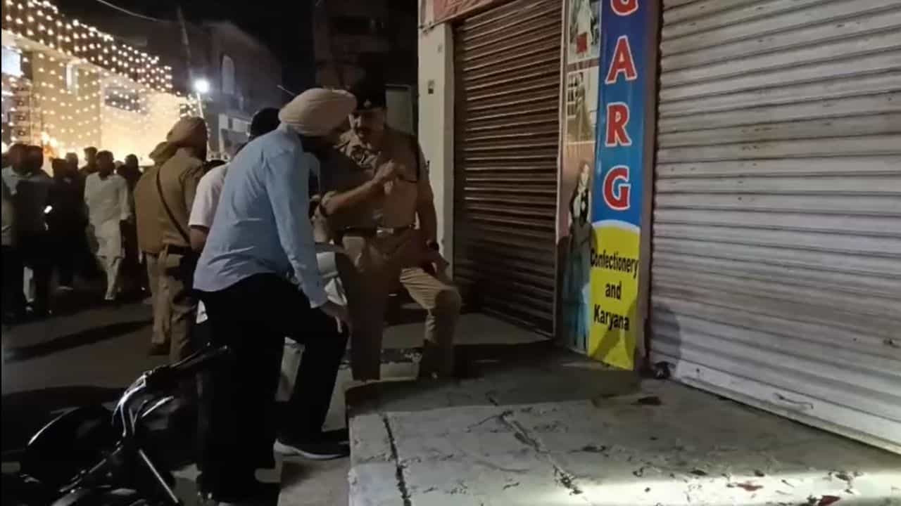 ਮੋਗਾ ਚ ਅੰਨ੍ਹੇਵਾਹ ਫਾਇਰਿੰਗ, 2 ਦੀ ਮੌਤ-3 ਜ਼ਖ਼ਮੀ; ਬਿਨਾਂ ਨੰਬਰ ਵਾਲੀ ਸਕਾਰਪੀਓ ਚ ਆਏ ਸਨ ਹਮਲਾਵਰ ਮੋਗਾ ਚ ਅੰਨ੍ਹੇਵਾਹ ਫਾਇਰਿੰਗ, 2 ਦੀ ਮੌਤ-3 ਜ਼ਖ਼ਮੀ; ਬਿਨਾਂ ਨੰਬਰ ਵਾਲੀ ਸਕਾਰਪੀਓ ਚ ਆਏ ਸਨ ਹਮਲਾਵਰ