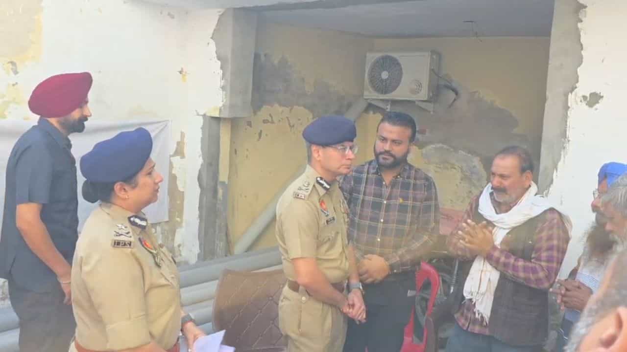 ਮੋਗਾ ਗੋਲੀਕਾਂਡ: ਮੌਕੇ ਤੇ ਪਹੁੰਚੇ DGP ਗੌਰਵ ਯਾਦਵ, ਹੁਣ ਤੱਕ 5 ਮੁਲਜ਼ਮ ਗ੍ਰਿਫ਼ਤਾਰ ਮੋਗਾ ਗੋਲੀਕਾਂਡ: ਮੌਕੇ ਤੇ ਪਹੁੰਚੇ DGP ਗੌਰਵ ਯਾਦਵ, ਹੁਣ ਤੱਕ 5 ਮੁਲਜ਼ਮ ਗ੍ਰਿਫ਼ਤਾਰ