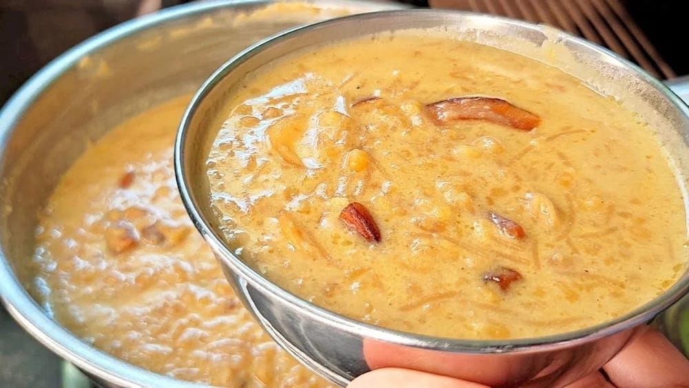 ਗੁੜ ਦਾ ਘੋਲ ਤਿਆਰ ਕਰੋ: ਇੱਕ ਵੱਖਰੇ ਭਾਂਡੇ ਵਿੱਚ ਤਿੰਨ ਚੌਥਾਈ ਕੱਪ ਕੱਦੂਕਸ ਕੀਤਾ ਹੋਇਆ ਗੁੜ ਅਤੇ ਤਿੰਨ ਚੌਥਾਈ ਕੱਪ ਪਾਣੀ ਪਾਓ। ਗੁੜ ਨੂੰ ਪਾਣੀ ਵਿੱਚ ਪੂਰੀ ਤਰ੍ਹਾਂ ਘੁਲਣ ਦਿਓ। ਇਸ ਨੂੰ ਕਿਸੇ ਖ਼ਾਸ ਗਾੜ੍ਹੇਪਣ ਵਾਲੀ ਚਾਸ਼ਨੀ ਬਣਾਉਣ ਦੀ ਲੋੜ ਨਹੀਂ ਹੈ। ਜਦੋਂ ਮੂੰਗੀ ਦੀ ਦਾਲ ਅਤੇ ਸੇਵੀਆਂ ਚੰਗੀ ਤਰ੍ਹਾਂ ਪੱਕ ਜਾਣ, ਤਾਂ ਗੁੜ ਵਾਲੇ ਪਾਣੀ ਨੂੰ ਛਾਣ ਕੇ ਪਾਇਸਮ ਵਿੱਚ ਮਿਲਾ ਦਿਓ। ਦਾਲ ਅਤੇ ਸੇਵੀਆਂ ਦੇਖਣ ਵਿੱਚ ਸਾਬਤ ਹੋਣੀਆਂ ਚਾਹੀਦੀਆਂ ਹਨ, ਪਰ ਦਬਾਉਣ ’ਤੇ ਨਰਮ ਮਹਿਸੂਸ ਹੋਣੀਆਂ ਚਾਹੀਦੀਆਂ ਹਨ। ਸਾਰੀ ਸਮੱਗਰੀ ਨੂੰ ਚੰਗੀ ਤਰ੍ਹਾਂ ਮਿਲਾਓ ਅਤੇ ਬਰਤਨ ਨੂੰ ਢੱਕ ਕੇ ਹੌਲੀ ਅੱਗ ’ਤੇ ਪੰਜ ਮਿੰਟ ਤੱਕ ਪਕਾਓ, ਤਾਂ ਜੋ ਮਿਸ਼ਰਣ ਥੋੜ੍ਹਾ ਗਾੜ੍ਹਾ ਹੋ ਜਾਵੇ। ਇਸ ਤੋਂ ਬਾਅਦ ਗੈਸ ਬੰਦ ਕਰ ਦਿਓ ਅਤੇ ਇਸ ਵਿੱਚ ਚਾਰ-ਪੰਜ ਇਲਾਇਚੀਆਂ ਦਾ ਪਾਊਡਰ ਪਾ ਕੇ ਚੰਗੀ ਤਰ੍ਹਾਂ ਮਿਲਾਓ। ਹੁਣ ਇਸ ਵਿੱਚ ਇੱਕ ਕੱਪ ਉਬਾਲ ਕੇ ਠੰਢਾ ਕੀਤਾ ਹੋਇਆ ਦੁੱਧ ਪਾਓ। ਦੁੱਧ ਨੂੰ ਫਟਣ ਤੋਂ ਬਚਾਉਣ ਲਈ ਇਸ ਨੂੰ ਇੱਕੋ ਵਾਰ ਨਾ ਪਾਓ। ਇਸ ਦੀ ਬਜਾਏ, ਇੱਕ ਵਾਰ ਵਿੱਚ ਦੋ ਤੋਂ ਤਿੰਨ ਵੱਡੇ ਚਮਚ ਦੁੱਧ ਪਾਓ ਅਤੇ ਵਿਚਕਾਰ ਹਿਲਾਉਂਦੇ ਰਹੋ। ਇਸੇ ਤਰ੍ਹਾਂ ਹੌਲੀ-ਹੌਲੀ ਬਾਕੀ ਦੁੱਧ ਵੀ ਮਿਲਾ ਦਿਓ। ਜਦੋਂ ਦੁੱਧ ਚੰਗੀ ਤਰ੍ਹਾਂ ਮਿਲ ਜਾਵੇ, ਤਾਂ ਗੈਸ ਦੁਬਾਰਾ ਚਾਲੂ ਕਰੋ ਅਤੇ ਹੌਲੀ ਅੱਗ ’ਤੇ ਦੋ ਮਿੰਟ ਤੱਕ ਪਕਾਓ। ਇਸ ਤੋਂ ਬਾਅਦ ਗੈਸ ਬੰਦ ਕਰ ਦਿਓ ਅਤੇ ਪਹਿਲਾਂ ਤੋਂ ਭੁੰਨੇ ਹੋਏ ਸੁੱਕੇ ਮੇਵੇ, ਜਿਵੇਂ ਕਾਜੂ, ਕਿਸ਼ਮਿਸ਼, ਬਦਾਮ ਅਤੇ ਨਾਰੀਅਲ ਦੇ ਟੁਕੜੇ ਪਾ ਕੇ ਮਿਲਾ ਦਿਓ। ਬੱਸ, ਤੁਹਾਡੀ ਸੁਆਦੀ ਅਤੇ ਪੌਸ਼ਟਿਕ ਮੂੰਗੀ ਦੀ ਦਾਲ ਅਤੇ ਸੇਵੀਆਂ ਵਾਲੀ ਪਾਇਸਮ (ਖੀਰ) ਤਿਆਰ ਹੈ।