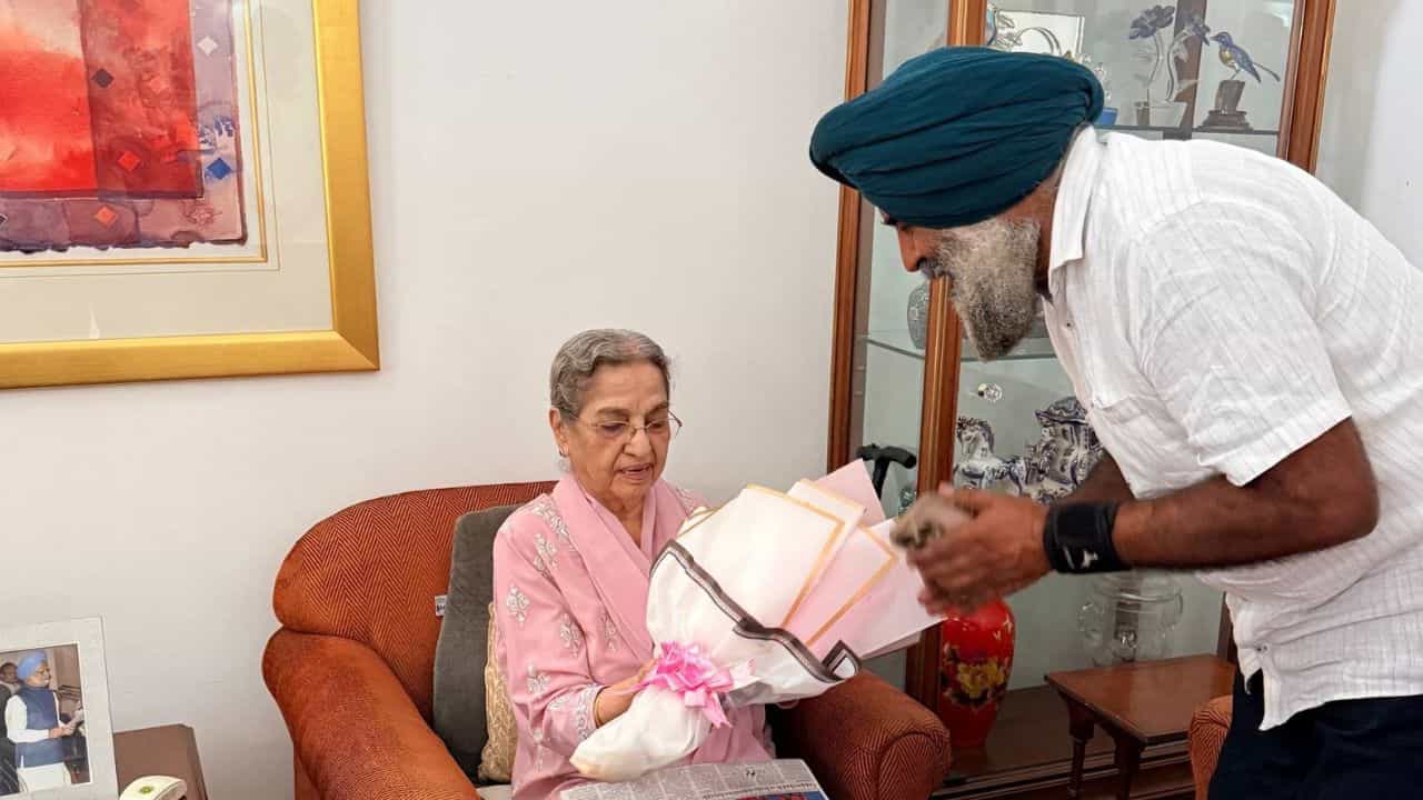 ਦਿੱਲੀ ਪਹੁੰਚੇ ਨਵੇਂ ਪੰਜਾਬ ਕਾਂਗਰਸ ਪ੍ਰਧਾਨ, ਡਾ. ਮਨਮੋਹਨ ਸਿੰਘ ਦੀ ਪਤਨੀ ਤੋਂ ਲਿਆ ਆਸ਼ੀਰਵਾਦ ਦਿੱਲੀ ਪਹੁੰਚੇ ਨਵੇਂ ਪੰਜਾਬ ਕਾਂਗਰਸ ਪ੍ਰਧਾਨ, ਡਾ. ਮਨਮੋਹਨ ਸਿੰਘ ਦੀ ਪਤਨੀ ਤੋਂ ਲਿਆ ਆਸ਼ੀਰਵਾਦ