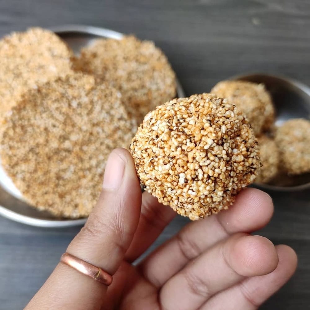 ਰਾਮਦਾਨਾ ਲੱਡੂ ਅਤੇ ਦੁੱਧ: ਤੁਸੀਂ ਘਰ ਵਿੱਚ ਹੀ ਫਲਾਹਾਰੀ ਰਾਮਦਾਨਾ ਲੱਡੂ ਬਣਾ ਸਕਦੇ ਹੋ। ਇਸ ਲਈ ਸਭ ਤੋਂ ਪਹਿਲਾਂ ਰਾਮਦਾਨੇ ਨੂੰ ਰੋਸਟ ਕਰ ਲਓ ਤਾਂ ਜੋ ਇਹ ਫੁੱਲ ਜਾਵੇ। ਇਸ ਵਿੱਚ ਬਿਨਾਂ ਮਸਾਲੇ ਵਾਲਾ ਪਿਘਲਿਆ ਹੋਇਆ ਗੁੜ ਪਾਓ ਅਤੇ ਦੋ ਚਮਚ ਦੇਸੀ ਘਿਓ ਮਿਲਾਓ। ਇਸ ਦੀ ਚਿੱਕੀ ਬਣਾ ਲਓ ਜਾਂ ਫਿਰ ਲੱਡੂ ਤਿਆਰ ਕਰਕੇ ਰੱਖ ਲਓ। ਇਸ ਨੂੰ ਤੁਸੀਂ ਵਰਤ ਦੌਰਾਨ ਦੁੱਧ ਨਾਲ ਲੈ ਸਕਦੇ ਹੋ, ਜਿਸ ਨਾਲ ਐਨਰਜੀ ਬਣੀ ਰਹਿਣ ਵਿੱਚ ਮਦਦ ਮਿਲ ਸਕਦੀ ਹੈ। (Image: cumincurry)