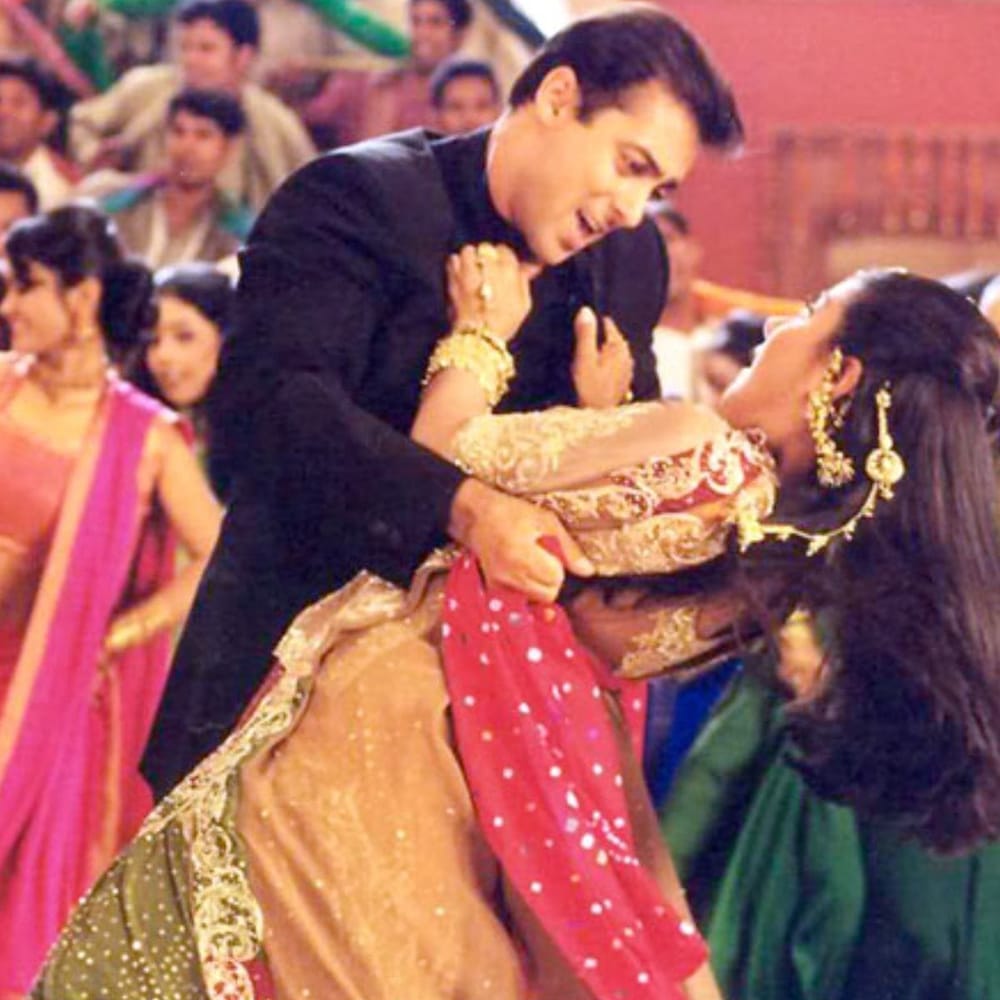 ਦਰਅਸਲ, ਸਲਮਾਨ ਖ਼ਾਨ ਨੇ ਫ਼ਿਲਮ ਵਿੱਚ ‘ਅਮਨ’ ਦੇ ਕਿਰਦਾਰ ਵਜੋਂ ਕੈਮਿਓ ਕੀਤਾ ਸੀ, ਜਿਸ ਨੂੰ ਦਰਸ਼ਕਾਂ ਨੇ ਕਾਫ਼ੀ ਪਸੰਦ ਕੀਤਾ ਸੀ। ਇਨ੍ਹਾਂ ਤੋਂ ਇਲਾਵਾ ਅਨੁਪਮ ਖੇਰ, ਫ਼ਰੀਦਾ ਜਲਾਲ, ਅਰਚਨਾ ਪੂਰਨ ਸਿੰਘ ਅਤੇ ਛੋਟੀ ਅੰਜਲੀ ਦੀ ਭੂਮਿਕਾ ਨਿਭਾਉਣ ਵਾਲੀ ਸਨਾ ਸਈਦ ਨੇ ਵੀ ਆਪਣੀ ਸ਼ਾਨਦਾਰ ਅਦਾਕਾਰੀ ਨਾਲ ਦਰਸ਼ਕਾਂ ਦਾ ਦਿਲ ਜਿੱਤਿਆ ਸੀ। ਫ਼ਿਲਮ ਦੀ ਸਫ਼ਲਤਾ ਦੇ ਨਾਲ-ਨਾਲ ਇਸ ਦੀ ਸਟਾਰ ਕਾਸਟ ਦੀ ਫੀਸ ਵੀ ਹਮੇਸ਼ਾ ਚਰਚਾ ਵਿੱਚ ਰਹੀ ਹੈ।