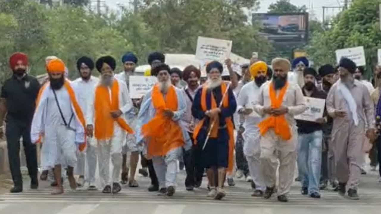 ਝੋਟਾ ਕਤਲ ਮਾਮਲੇ ਦੇ ਵਿਰੋਧ ਚ ਨਵਾਂਸ਼ਹਿਰ ਚ ਰੋਸ ਮਾਰਚ, ਚੰਡੀਗੜ੍ਹ ਚੌਕ ਤੇ ਦਿੱਤਾ ਧਰਨਾ ਝੋਟਾ ਕਤਲ ਮਾਮਲੇ ਦੇ ਵਿਰੋਧ ਚ ਨਵਾਂਸ਼ਹਿਰ ਚ ਰੋਸ ਮਾਰਚ, ਚੰਡੀਗੜ੍ਹ ਚੌਕ ਤੇ ਦਿੱਤਾ ਧਰਨਾ